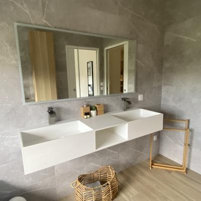 salle de bain avec baignoire